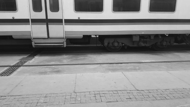 白色和黑色，停在火车站的火车关闭的门图片下载