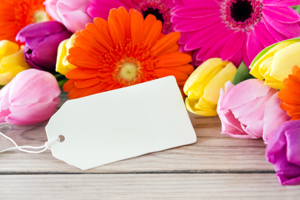 有标签的非洲菊和郁金香花束图片下载