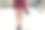 身穿红裙、手拿高跟鞋的女人，光着脚走在城市里;女人的腿的近距离照片，城市的背景，从后面看图片下载