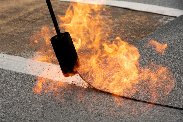 对屋面材料边缘进行预热。图片下载