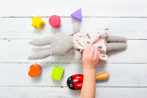 婴儿手和玩具图片下载