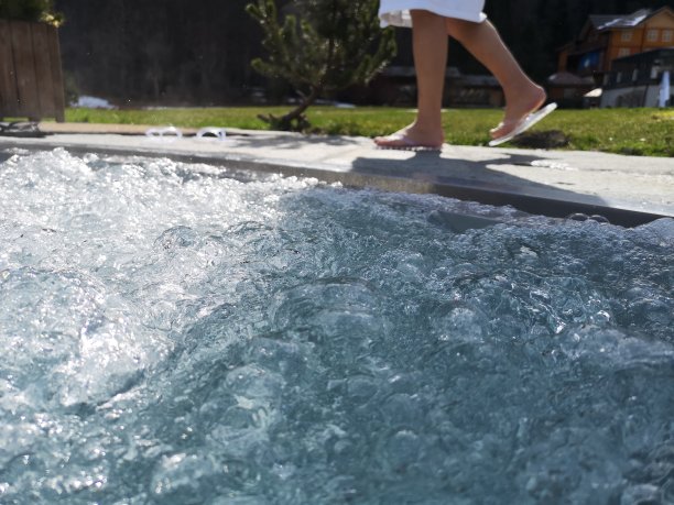 带泳池的健康水疗图片下载