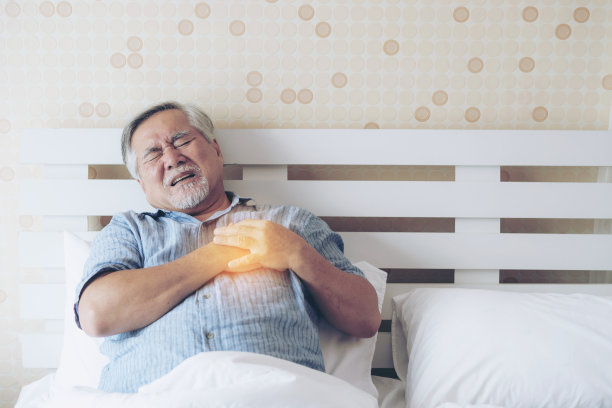 老年亚洲男患严重胸痛心脏病，在家中老年心脏病发作图片下载