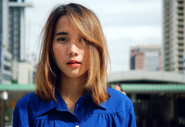 特写美女模特在城市的步行街上。图片下载