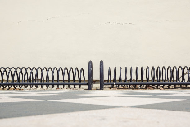 空的地方停放自行车。自行车架空白墙图片下载