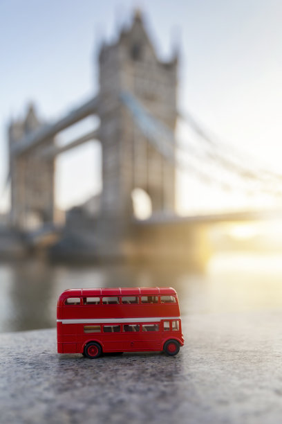 迷你红色双层巴士在塔桥前图片下载