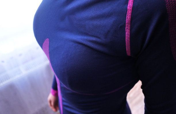 女性保暖内衣，面料漂亮，贴合身体和胸部。图片下载