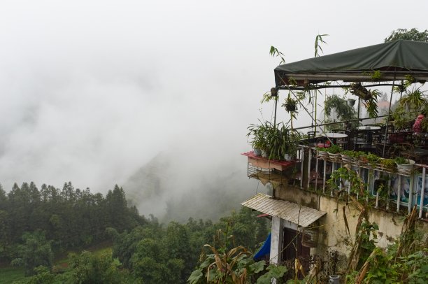 山中有花园的阳台图片下载
