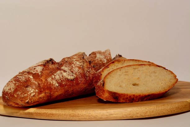 这是一张特写照片，丰盛的德国面包，新鲜出炉，美味可口。图片下载