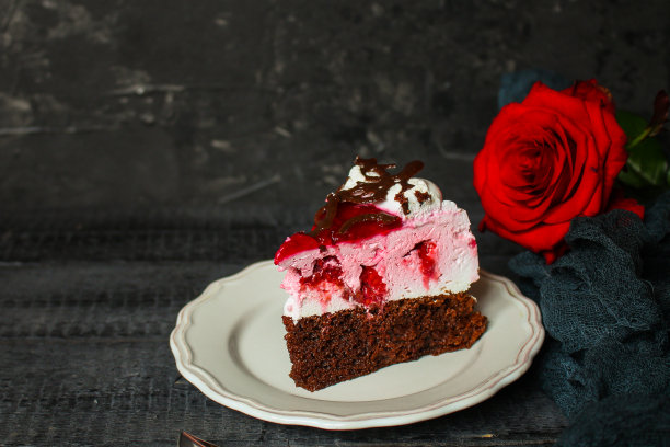 蛋糕块，覆盆子蛋奶酥。好吃,甜的甜点。前视图。本空间图片下载