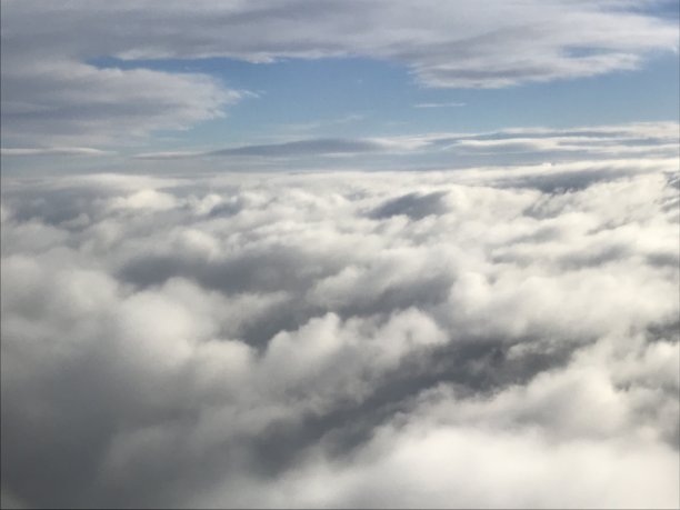 25000英尺高空的天空和乌云图片下载