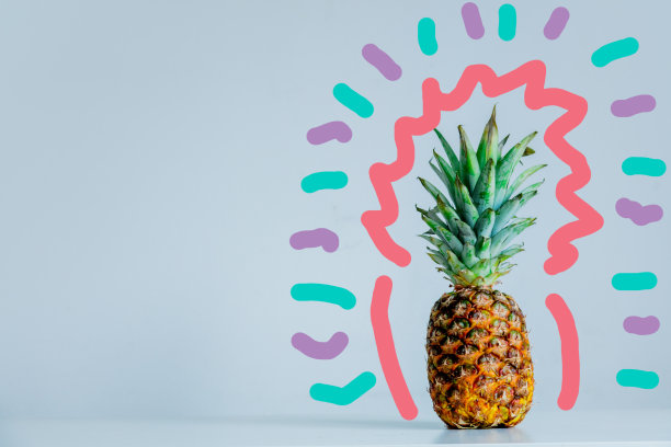 灰色背景的桌上放着新鲜的菠萝图片下载