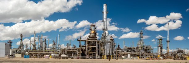 怀俄明州的石油天然气炼油厂，蓝天白云图片下载