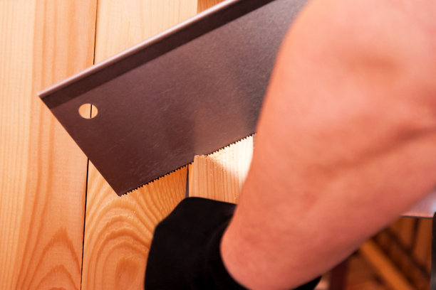 建造或修理房屋的工作。独立的更新改造。使用锯子，工作手套，卷尺。DIY概念，工作场所安全，工人保护图片下载