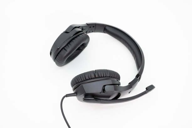 带电缆的游戏耳机图片下载