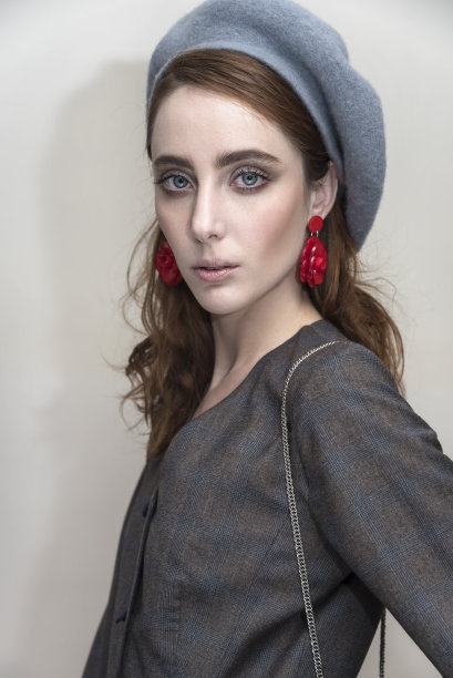 魅力时尚的年轻优雅的女人肖像。图片下载