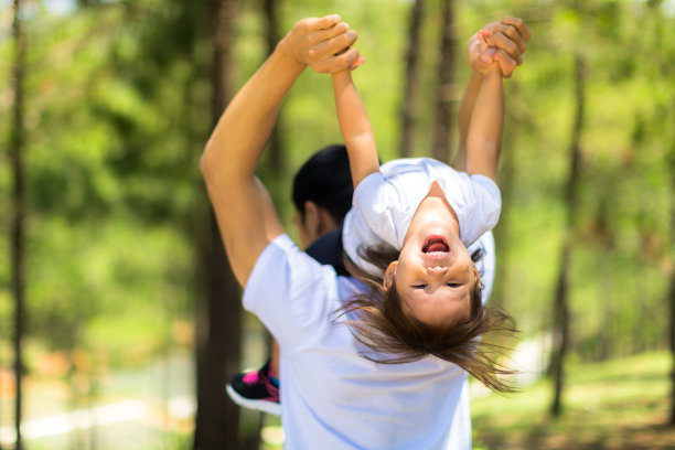 与孩子和父母在公园的家庭时间。图片下载