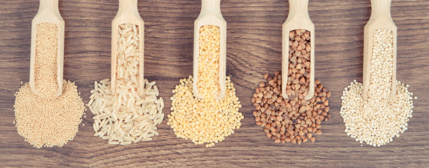 复古照片，各种粗燕麦，糙米，苋菜和藜麦种子，健康和无麸质食物图片下载