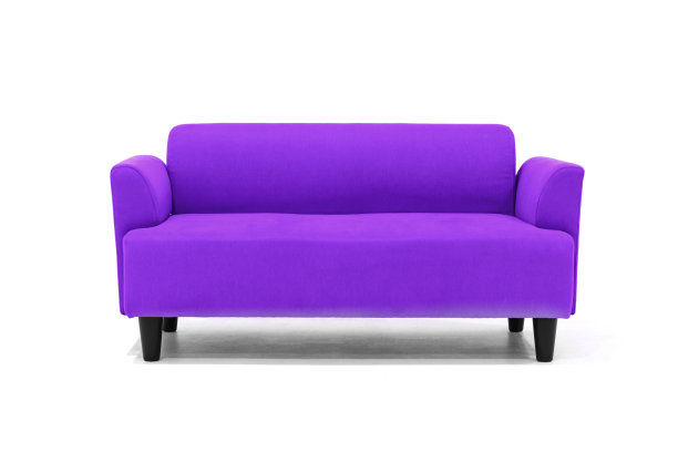 紫色斯堪的纳维亚风格的现代沙发在白色的背景与现代和简约的家具设计时尚的客厅。图片下载