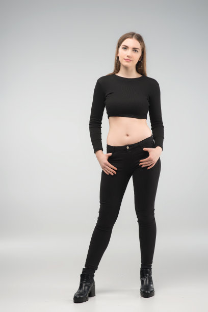 全身照的女人摆姿势在工作室在黑色的顶部图片下载