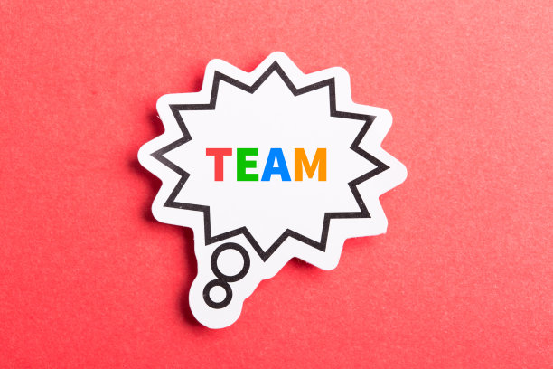 团队讲话气泡孤立在红色图片下载