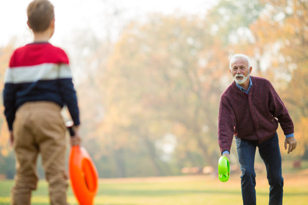 爷爷和孙子打网球。图片下载