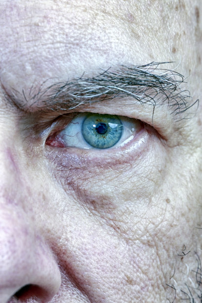 放松的高级男子单眼特写肖像图片下载