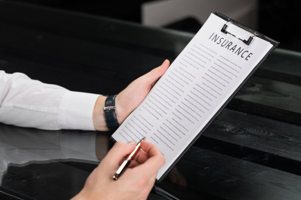 年轻人在明亮的办公室里熟悉各种保险条款图片下载