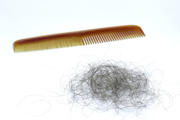 梳子和一绺头发。脱发图片下载