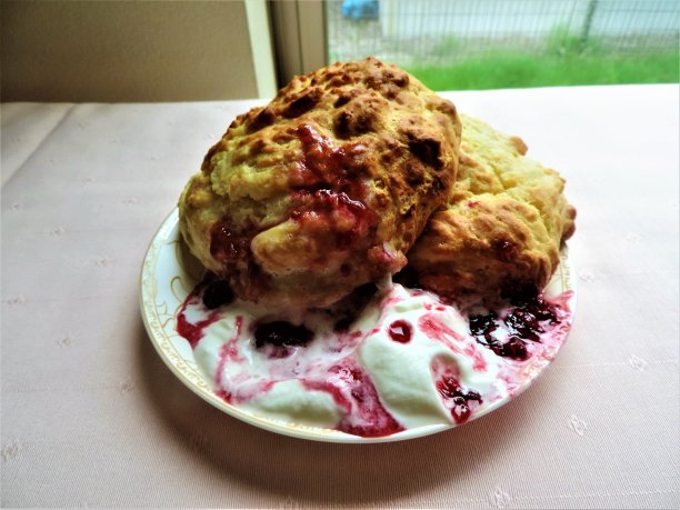 烤饼配鲜奶油和蓝莓果酱图片下载