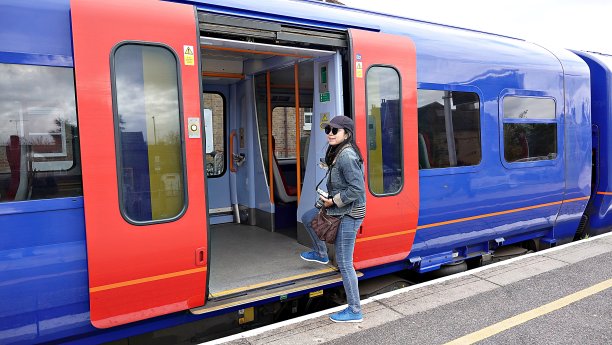 乘坐公共火车。图片下载