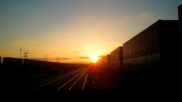 铁轨上的日落图片下载