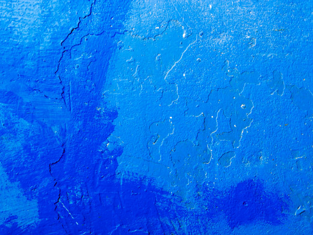 墙上旧的、剥落的蓝色油漆被涂在深蓝色的油漆上面。图片下载