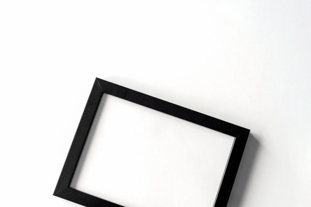 空白的黑色画框在白色桌子的背景。俯视图图片下载