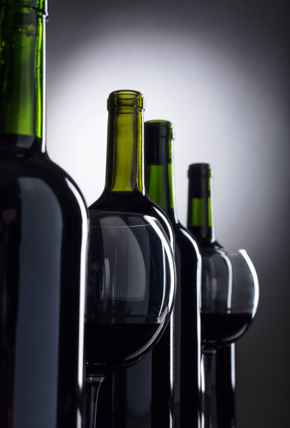 眼镜和红酒瓶图片下载