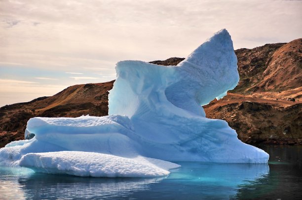 格陵兰岛。山脉、冰山、海洋。图片下载