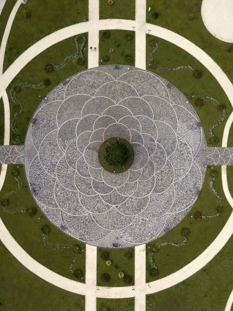 这是绿色地球上白色戒指的创意照片。地面上的图案。Krasnaya Polyana, Gorki Gorod，俄罗斯索契地区。图片下载