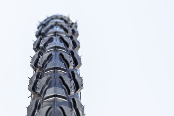 闪亮黑色登山轮胎图片下载