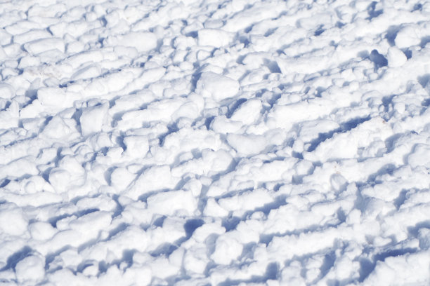 冬天的照片。滑雪道上被践踏的雪的纹理。明亮的抽象背景适合任何设计图片下载