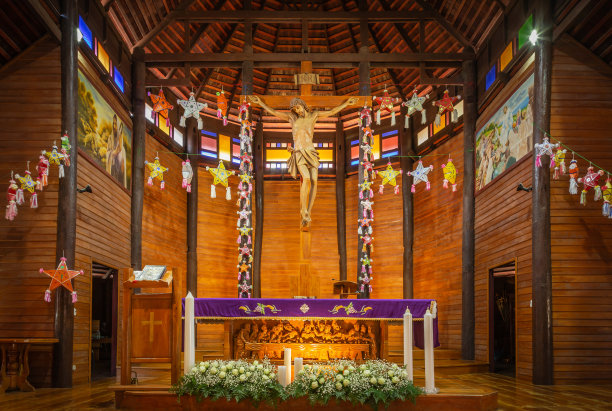 天主教堂期间装饰庆祝圣诞节的节日图片下载