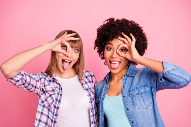 近距离照片两个时髦的多样性她她女士不同种族建议买买方批准的产品可以象征附近眼穿休闲牛仔裤牛仔花格衬衫布装孤立的粉色背景图片下载