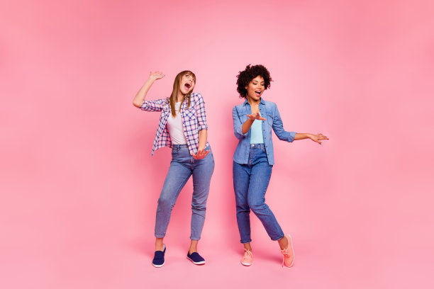 全身长度身体尺寸视图照片两多样性她她的女士跳舞流行流行现代节奏动作歌手唱歌穿休闲牛仔裤牛仔格子衬衫衣服装孤立的粉色背景图片下载