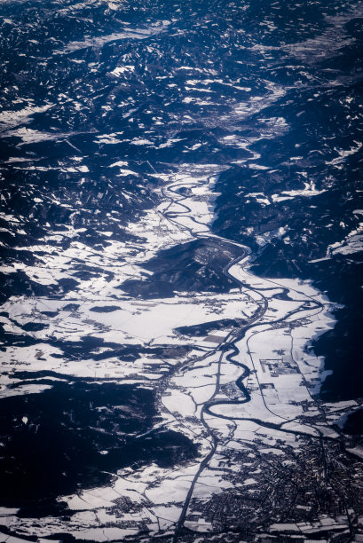 鸟瞰图的蒂洛尔阿尔卑斯山在奥地利的雪图片下载