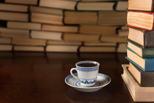 一杯咖啡在书的背景上图片下载