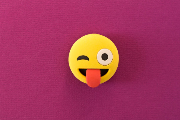 紫色背景上有趣的笑脸。积极的情绪。图片下载