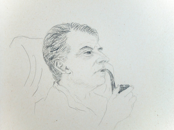 一个手里拿着烟斗的男人的侧面肖像图片下载