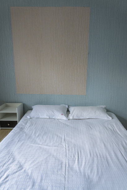 中国地板上的双人床图片下载