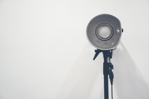 老式台灯，背景是工作室的台灯图片下载