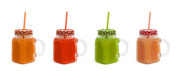 一些不同颜色的杯子，果汁在白色的背景。侧视图图片下载