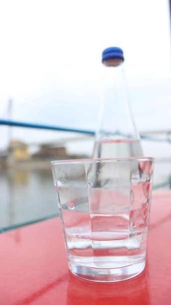 用瓶子喝一杯水图片下载